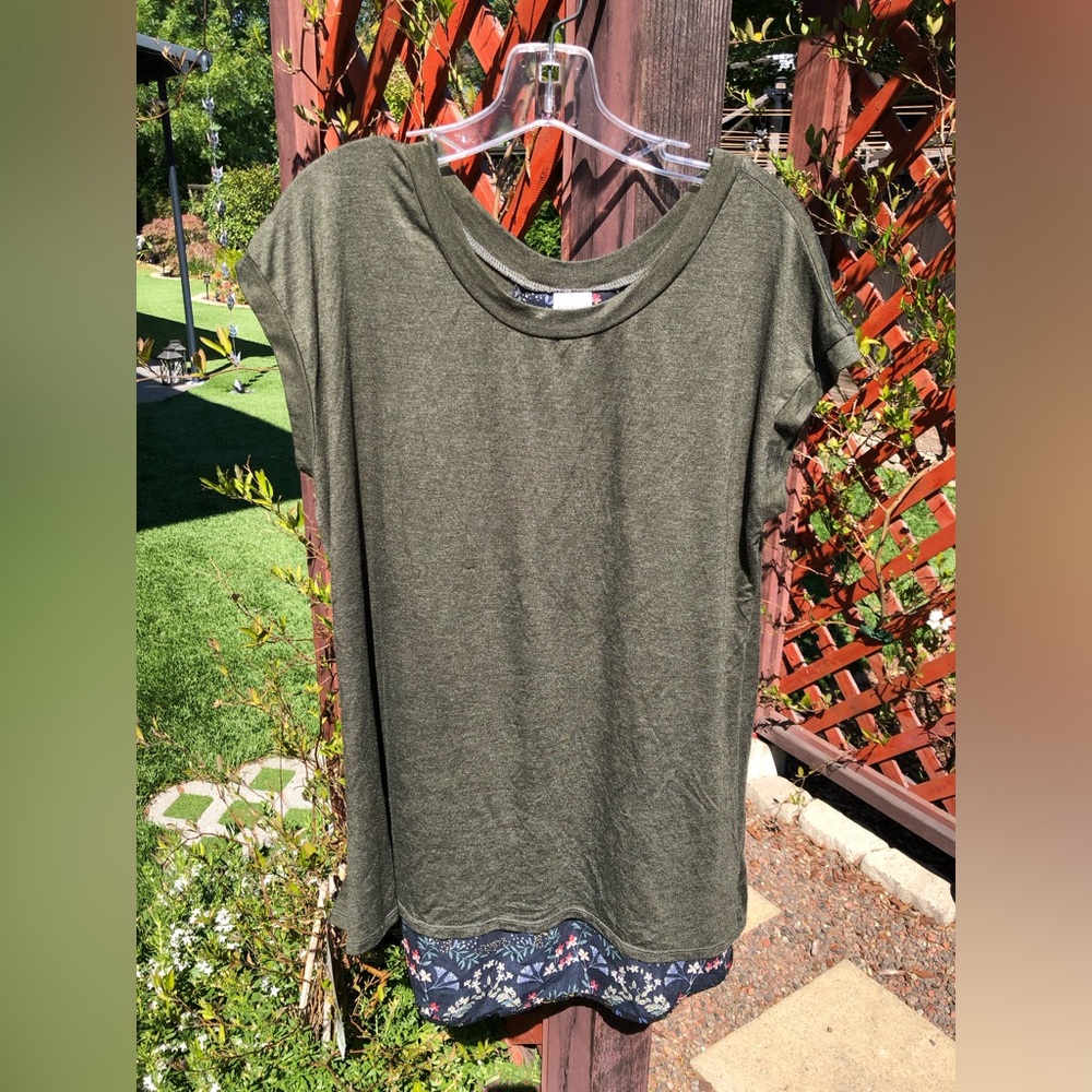 Short sleeve top by Kaileigh. XL